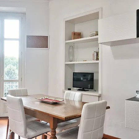 Cenisia & Porta Susa Roomy Flat Appartement