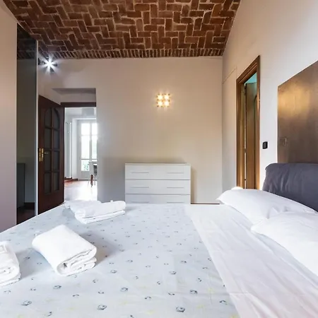 Cenisia & Porta Susa Roomy Flat Turin